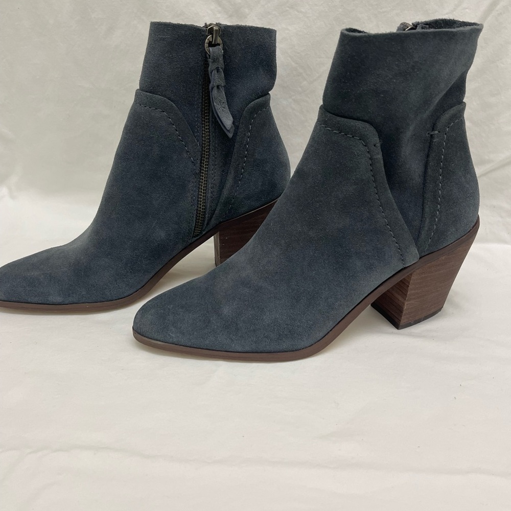 SPLENDID Women's Suede Ankle Booties. 8.5. Non smoking. Worn twice Blue